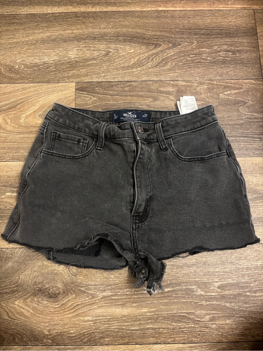 Hollister Ultra High-Rise Mom Shorts 3" Black Washed Denim Size 5 W27 Frayed